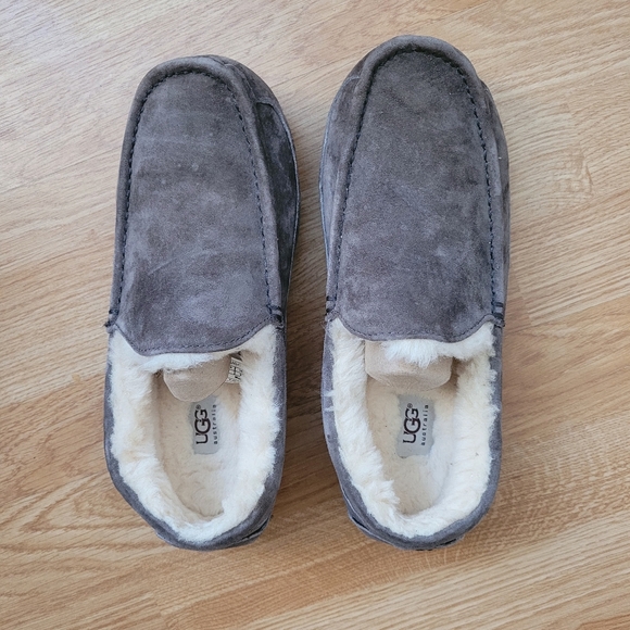 UGG | Men's Slippers - Picture 1 of 9